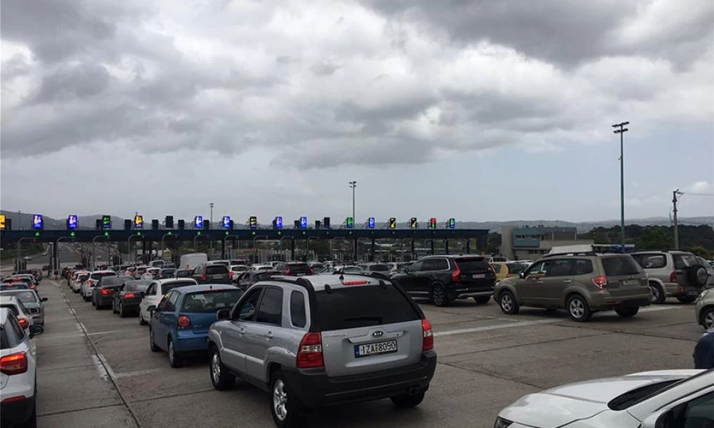 Χαμός στα διόδια! Ουρές χιλιομέτρων για το Πάσχα